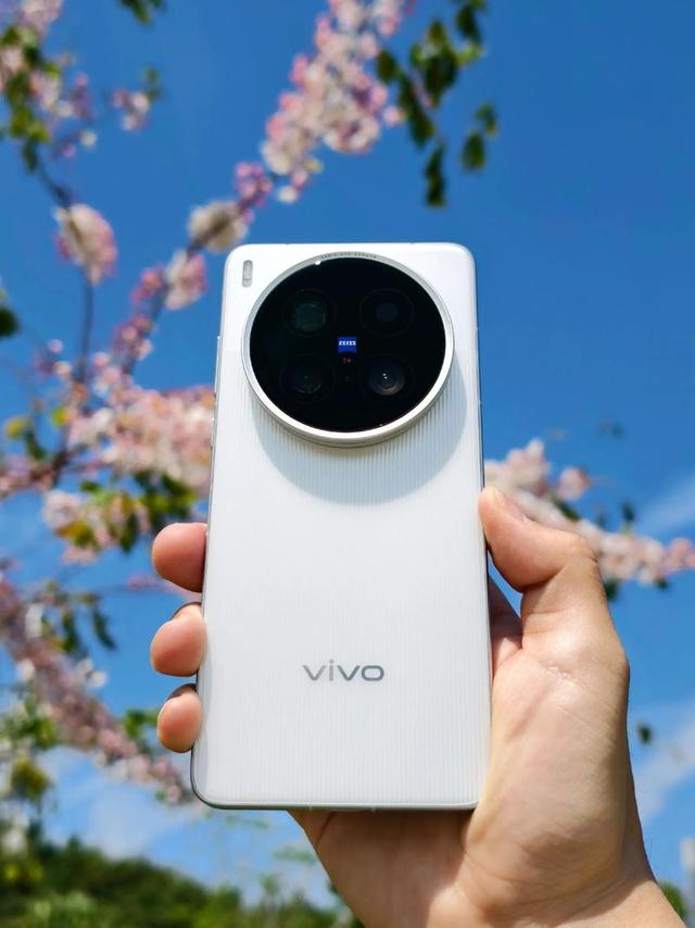 不只是性价比，雷军多次提及iPhone，小米、华为们都在打什么算盘