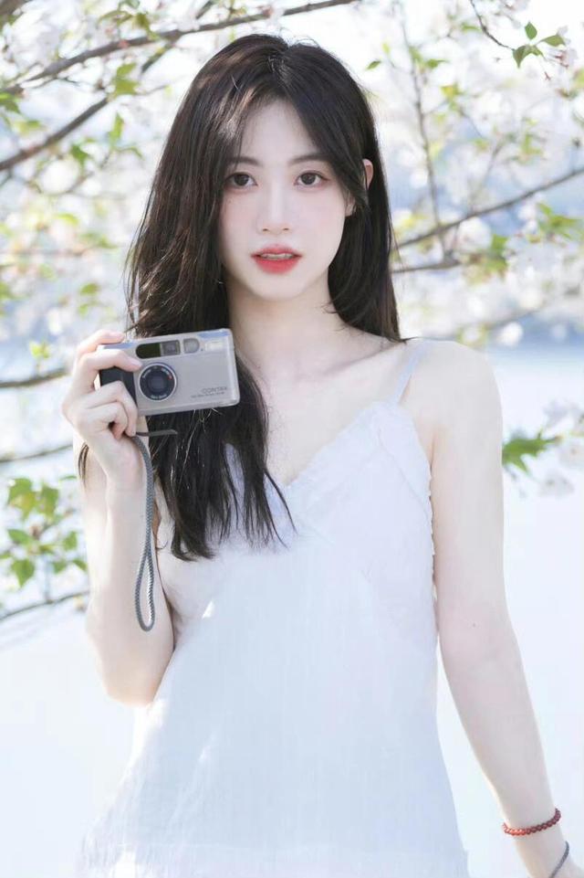 河南洛阳一校花美出圈了，五官精致	，倾国倾城，美得让人移不开眼