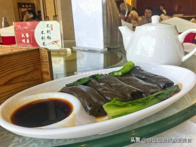 游客在惠州西湖边的老字号喝早茶，遇“怪味”又惊艳的龟苓膏肠粉
