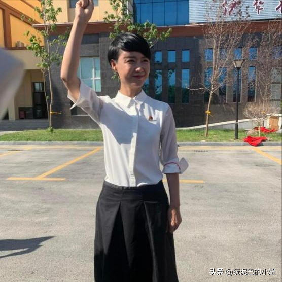 47岁贺娇龙去世！同学曝抢救过程	，网友提醒成真，此前疑早有征兆