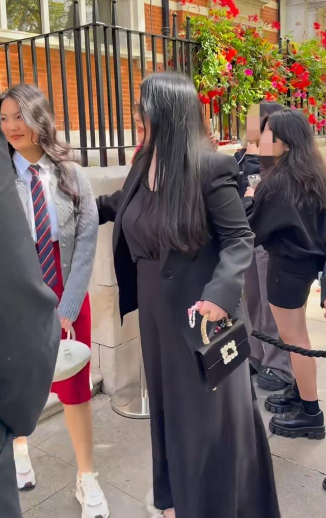 李湘王诗龄出席伦敦大秀，母女俩身宽体胖的，李湘大象腿更圆润了