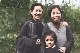 1942年，叶挺夫人和邓颖超合影，那年她35岁，长相出众，气质不凡图片