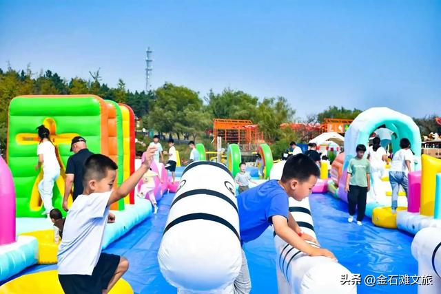 长假前两天，金石滩各景点活动多人气旺