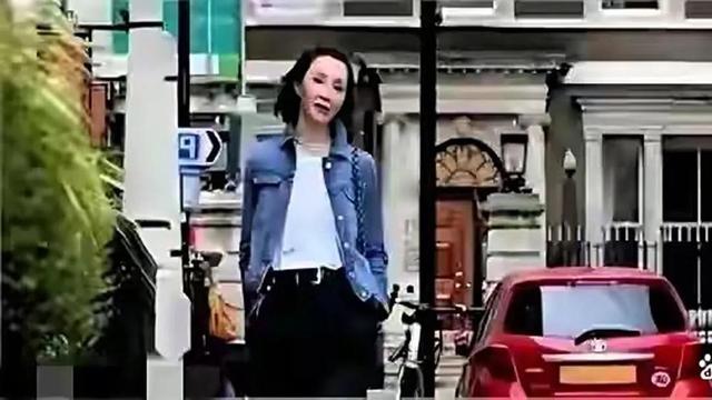 61岁张曼玉惊艳亮相 没有子女就一个人如今变老成这样了 真让人心疼