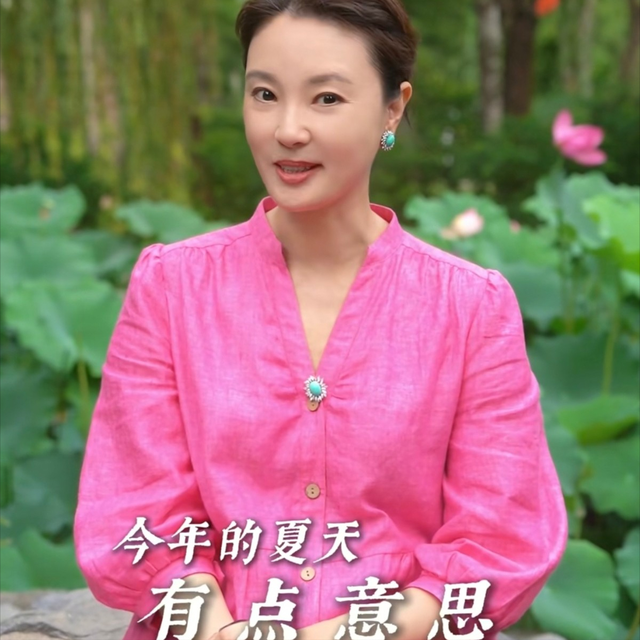她是央视最惨女主持，男友判死缓丈夫狱中惨死，如今48岁依旧单身