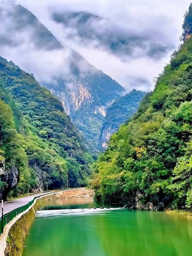 藏不住了！月亮峡的秋