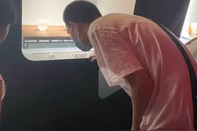 韦神穿新衣去故宫，送外甥神秘礼物，到底是啥呢？原来他也近视！图片