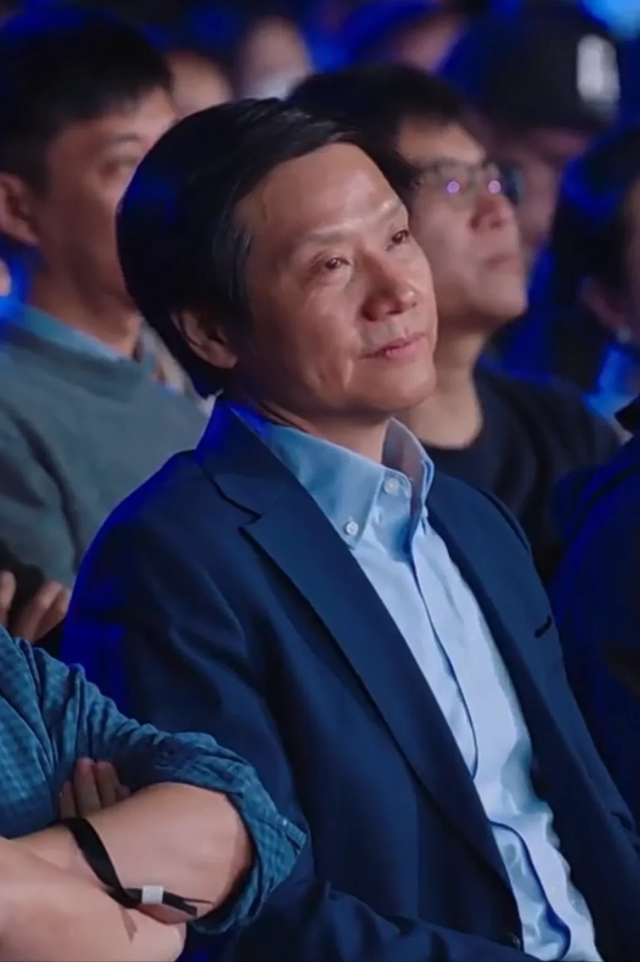 雷军一个花圈	，口碑暴涨！小米员工冒雪吊唁太圈粉