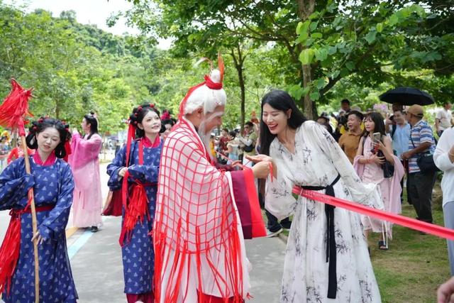 第六届观音山姻缘节拉开序幕，月老、红鸾星君送良缘啦~