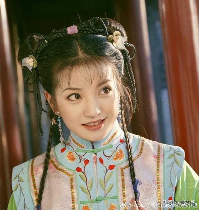 面相又变了！49岁赵薇广东吃饭，又老又瘦没架子，却再无回头路走