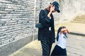 唐艺昕一家游重庆，张若昀带娃温柔细致，4岁女儿身高猛长像爸爸图片
