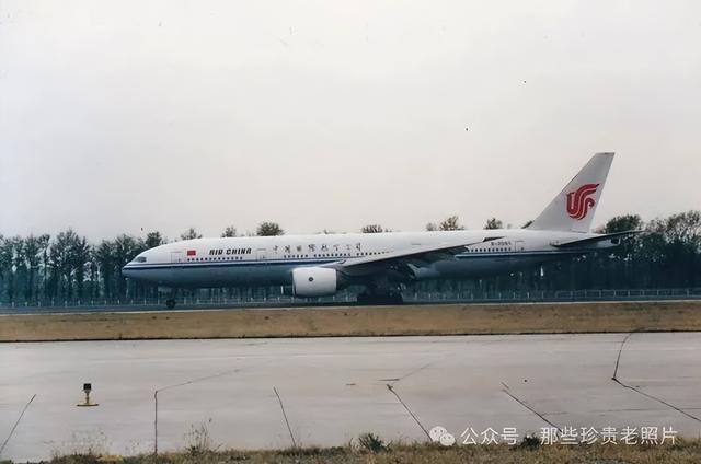 2002年，北京首都机场的飞机