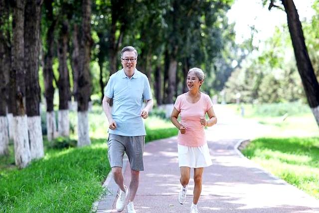 上年龄不能慢跑？钟南山院士提醒：60岁以后	，牢记慢跑“2不要	”