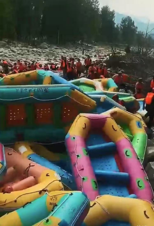 数十只漂流船拥挤河道，女童坠落水中被救起；景区称无人受伤