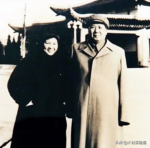 毛主席的机要秘书谢静宜有多美？长相甜美可爱	，当过北京市委书记