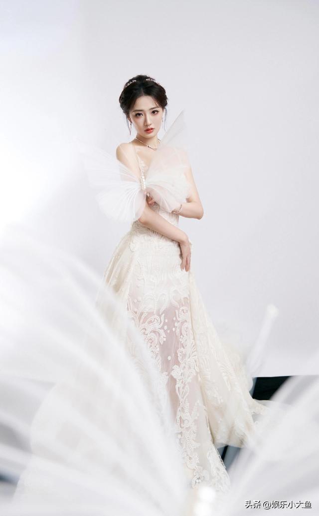 徐璐出席搜狐时尚盛典，穿吊带蕾丝裙勾勒出曼妙身姿，灵动又漂亮