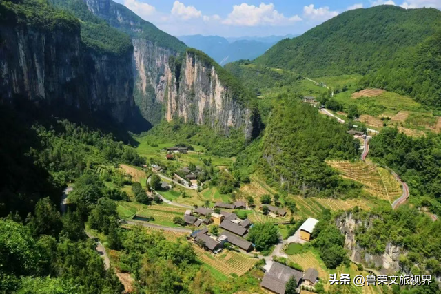 徒步三峡：霜叶漫山处，一步一千年