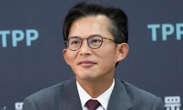 在中日关系敏感时期，他竟然率团赴日访问，为了刷存在感毫无底线