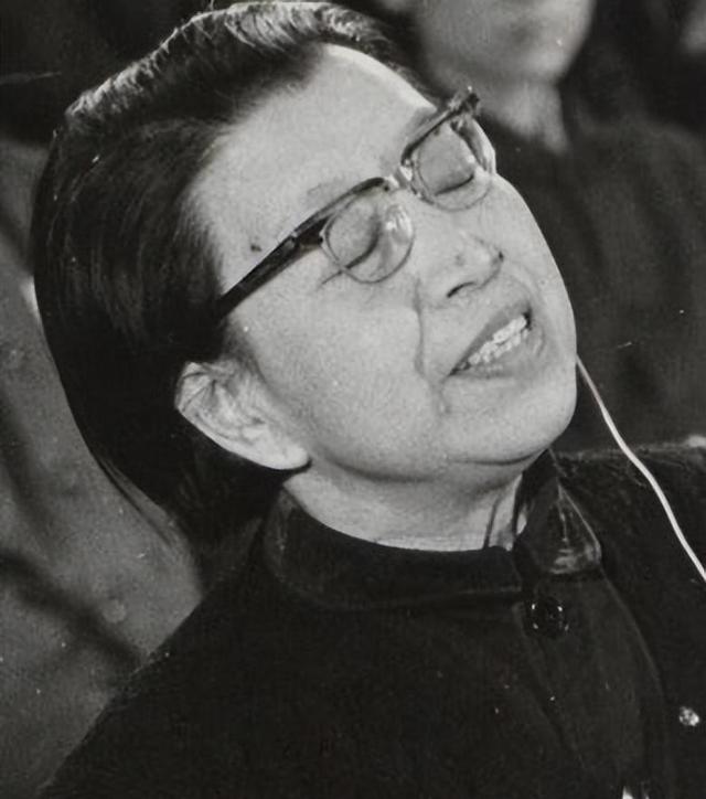毛主席追悼会四个“没想到”，华国锋罕见发怒，李讷：太遗憾了