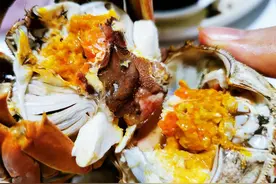 螃蟹要蒸多久？用冷水还是热水？很多人做错，难怪螃蟹断腿又流黄图片