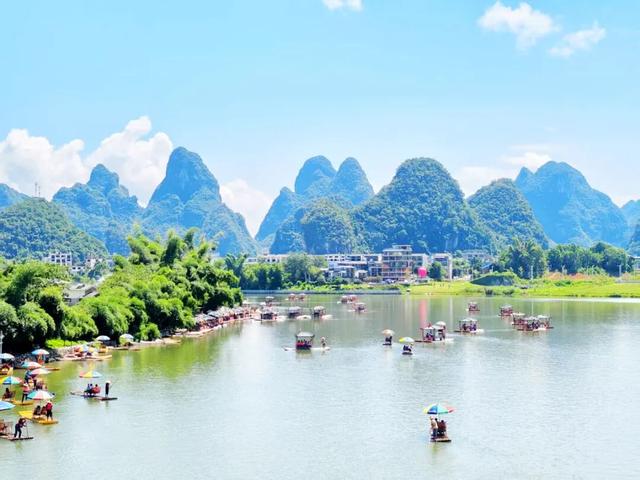 桂林：热闹非凡的遇龙河！