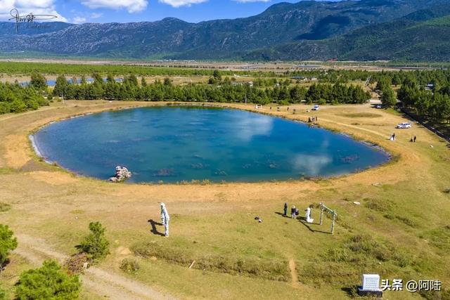 玉龙雪山前有很多野生婚纱基地，村民收费35元一场，露营却免费