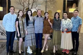 范冰冰与马来豪门聚餐！打扮低调站旁边美成C位！富豪们争相合影图片