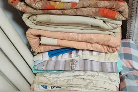 收拾出一些旧棉被，准备全部扔掉，都二三十年了。图片