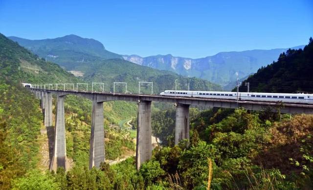 百年夙愿完成！仅377公里却修了107年！宜万铁路究竟有多难修？