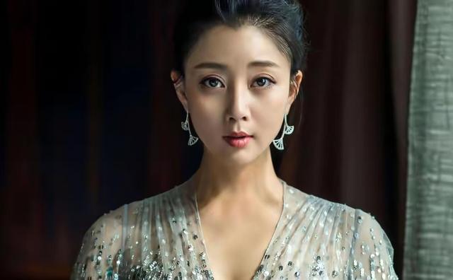 她是演员中的女富豪，豪车多的开不过来，如今45岁却活得像20岁