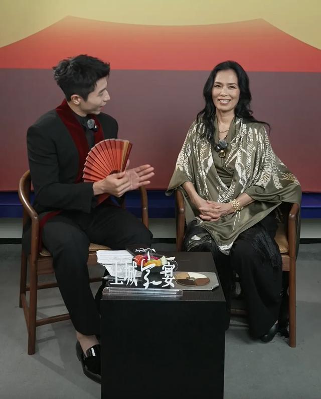 北京这一夜，宋佳气质好，刘雅瑟造型看不懂，徐帆带养女亮相