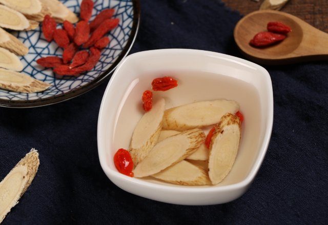 比红枣补血，黄芪补气！秋冬每天吃几颗	，助眠补气血，养出好气色