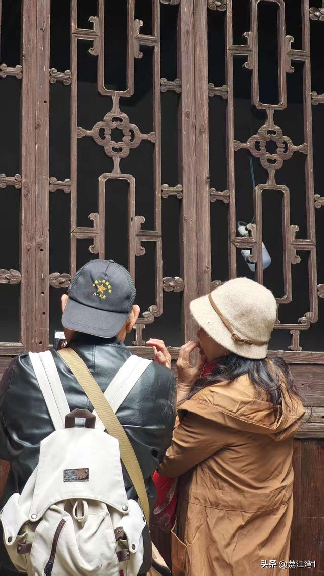 游长岗岭古村，观飘黄银杏