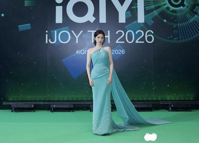 虞书欣曼谷惊艳全场!天青礼服美翻	，官宣爱奇艺全球代言人!