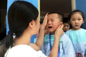 幼儿园老师透露：刚上幼儿园不哭的孩子，多半是这三个原因图片