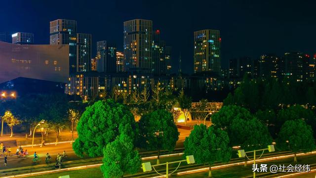 每日一景|璀璨江畔南京眼