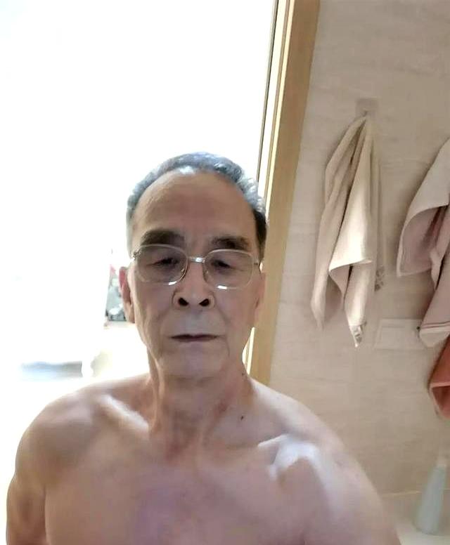 70岁大爷坚持俯卧撑十年，胸围突破112cm的秘诀！