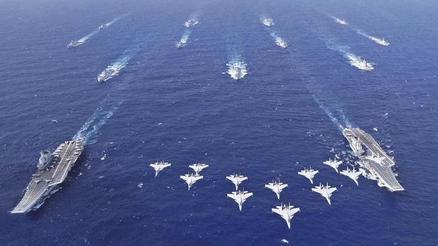菲律宾35艘船包围黄岩岛，052D携海警迎战，马科斯反问中国一句话