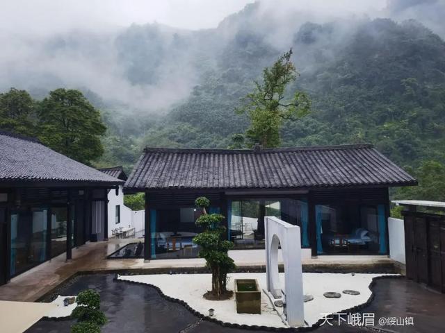峨眉云深处 堪比阿勒泰