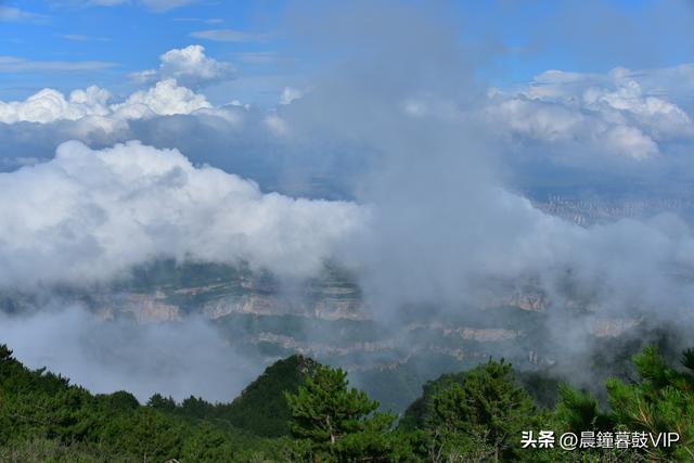 欧亚张家凹的奇峰和云海