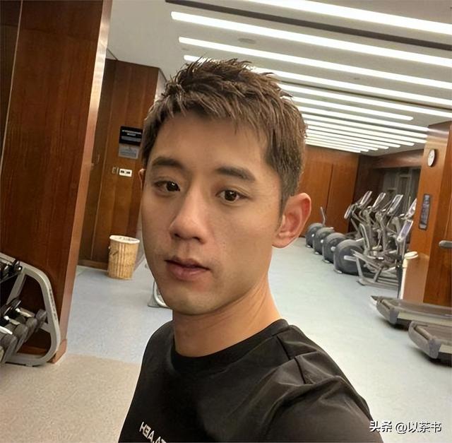 稀罕的男乒聚餐合影：王皓人群中特显眼，邱贻可的脸果然名不虚传