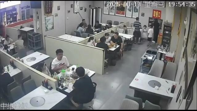 续面事件后续，网友举报执法人员上门，七匹狼直播间热闹了