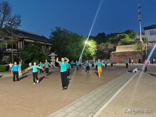 华清宫外的夜色，是文旅的尴尬，居民的闲娱，游客的懵逼