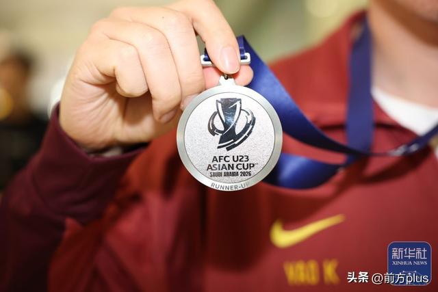 众多球迷接机U23国足 李昊：中国足球仍需努力