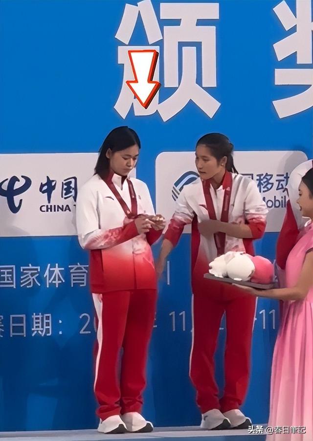 央视怒赞！全红婵刚复出就夺冠	，领奖台上的一个举动更让人泪目