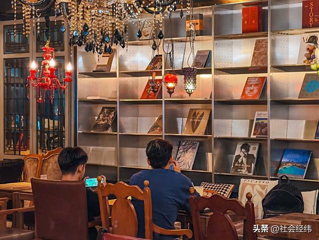 探秘中山路 286 号！奇点书集：双层秘境，多元业态焕文艺