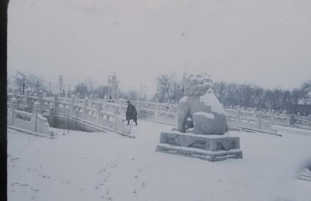 在档案馆里发现罕见照片，1940年代的天安门居然是这个样子。