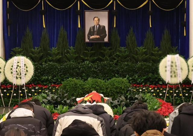 21年非议终成泪！杨振宁追悼会国旗盖身，翁帆站首位神情悲伤