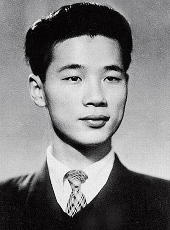 李鹏总理年轻时有多帅？1959年在吉林留影，31岁玉树临风气质不凡