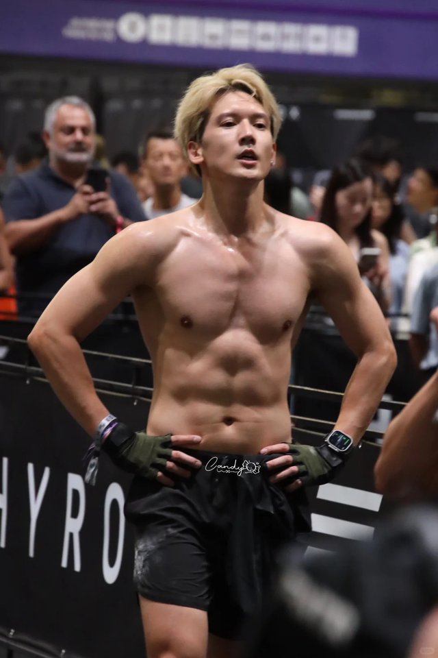 不像44岁像25岁，和言承旭同类型，难怪香港的天后们排队想嘴他